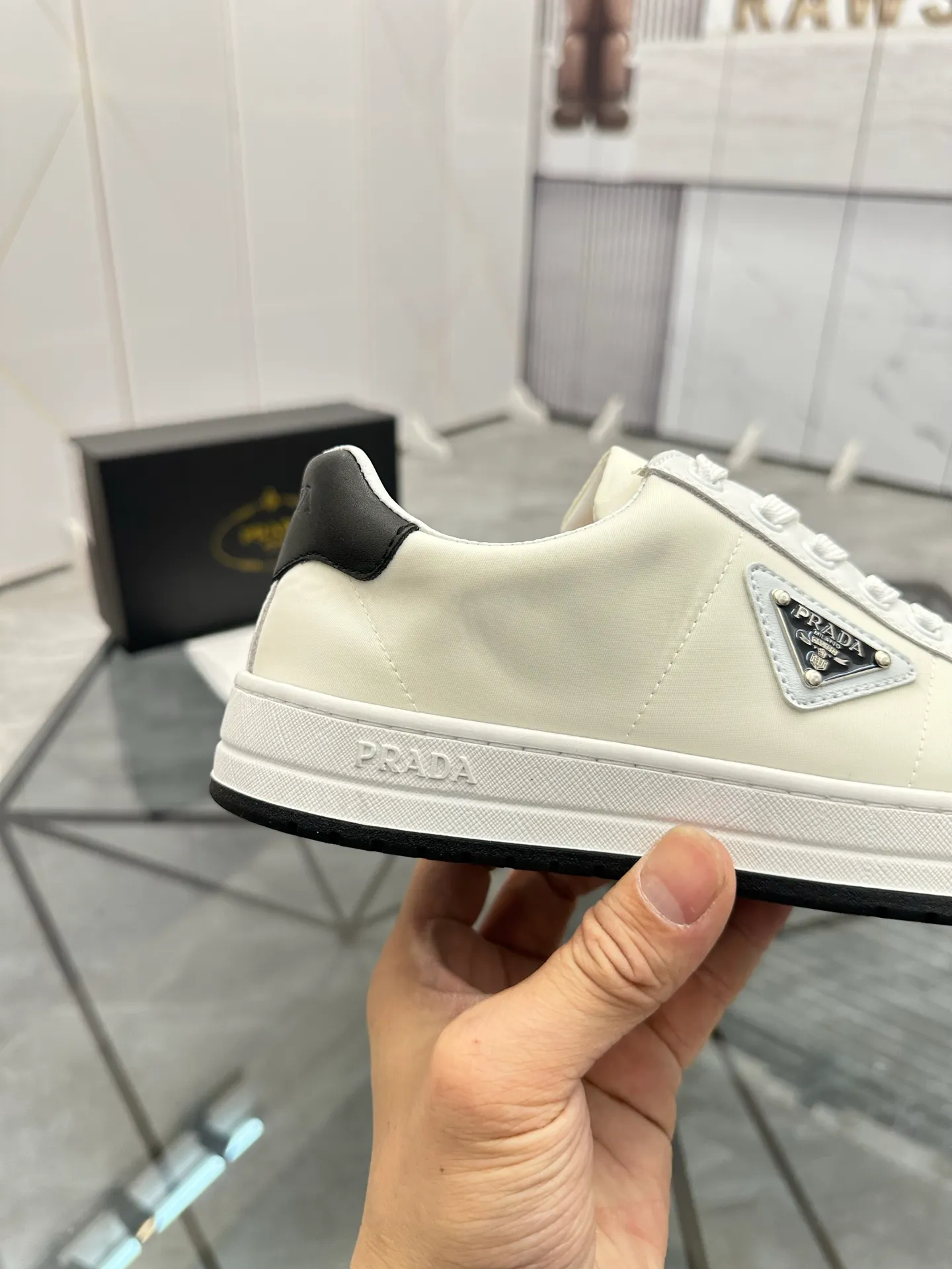 Men's shoes: 💰P400¥ Product trademark: Prada *"Prada*" low-top casual shoes Regular size: 38-44 (can be customized to 45) Product materials: imported cowhide leather upper spliced ​​with original fabric, sheepskin lining, original outsole. Number: 020